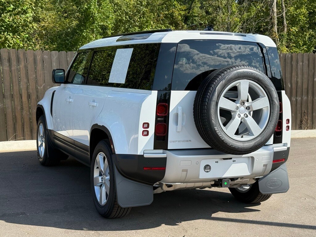 2025 Land Rover Defender 110 S photo 3