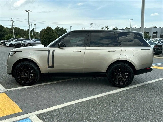 2025 Land Rover Range Rover SE photo 2
