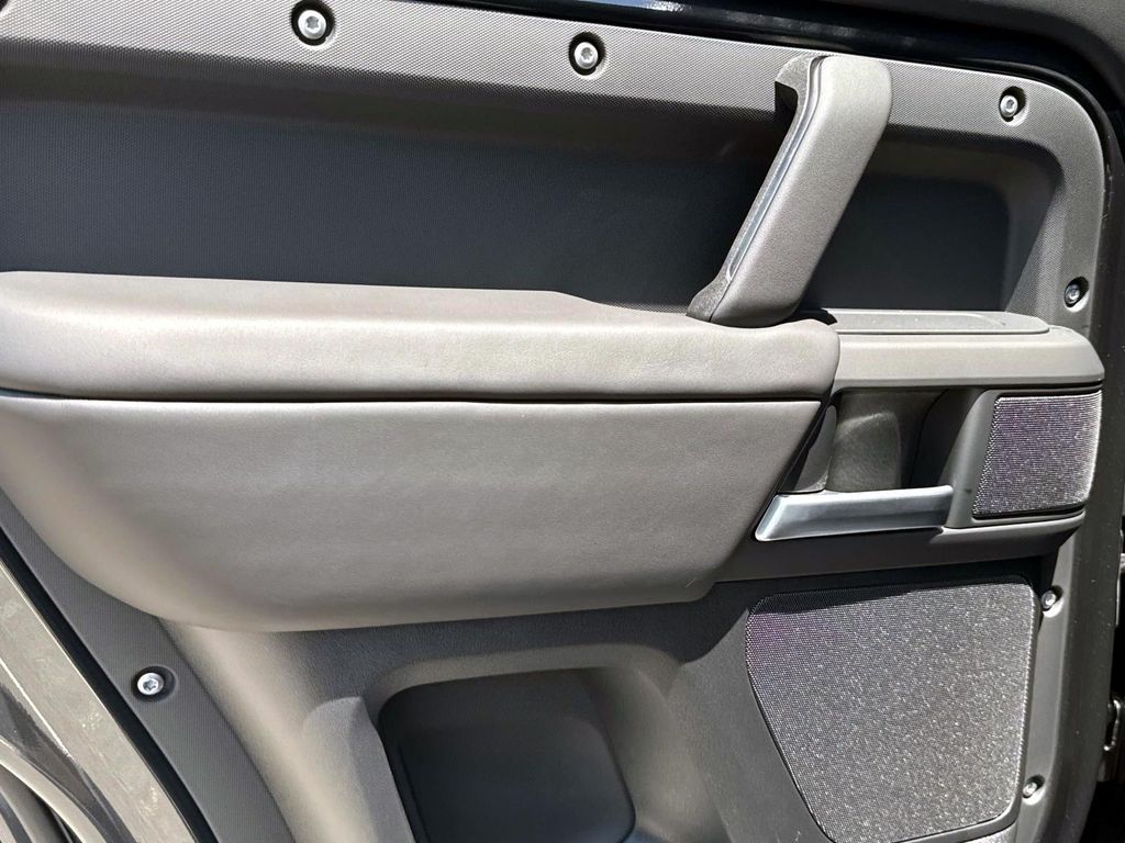 2025 Land Rover Defender X-Dynamic SE - Photo 11