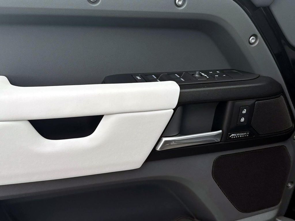 2025 Land Rover Defender V8 - Photo 15