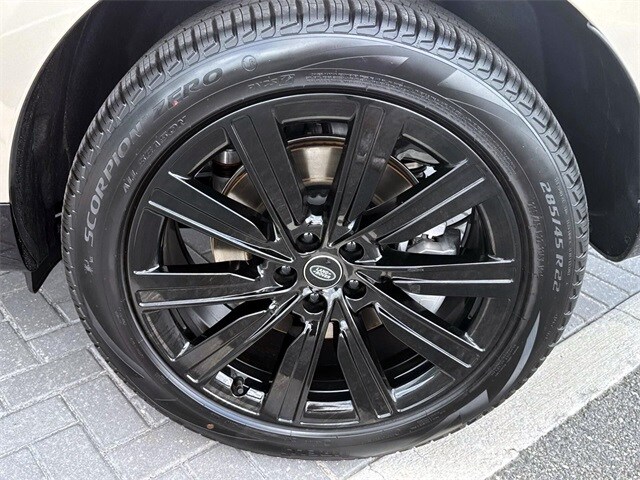2025 Land Rover Range Rover SE photo 3