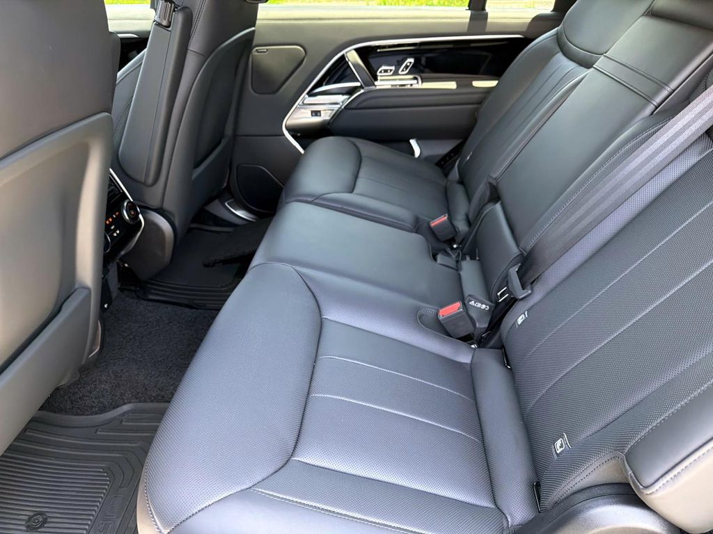 2026 Land Rover Range Rover SE - Photo 13