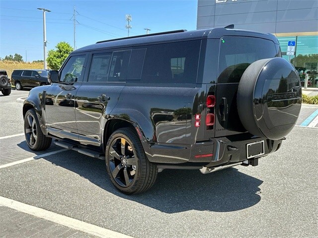 2025 Land Rover Defender 130 X-Dynamic SE photo 4