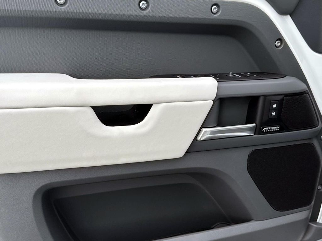 2025 Land Rover Defender X-Dynamic SE - Photo 16
