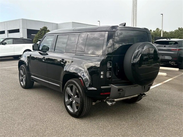 2025 Land Rover Defender 110 V8 photo 3