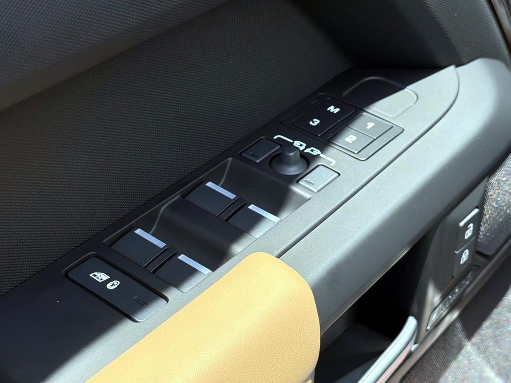2025 Land Rover Defender X-Dynamic SE - Photo 16
