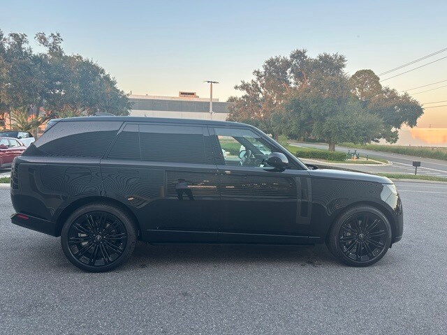 2025 Land Rover Range Rover SE photo 3