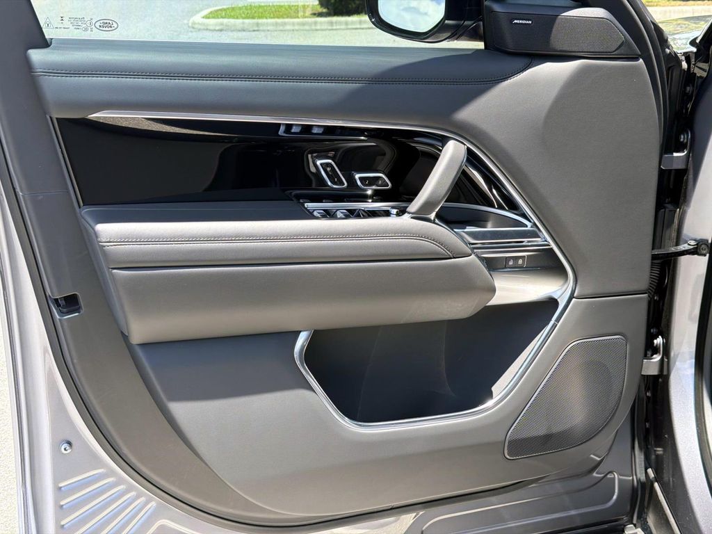 2026 Land Rover Range Rover SE - Photo 16