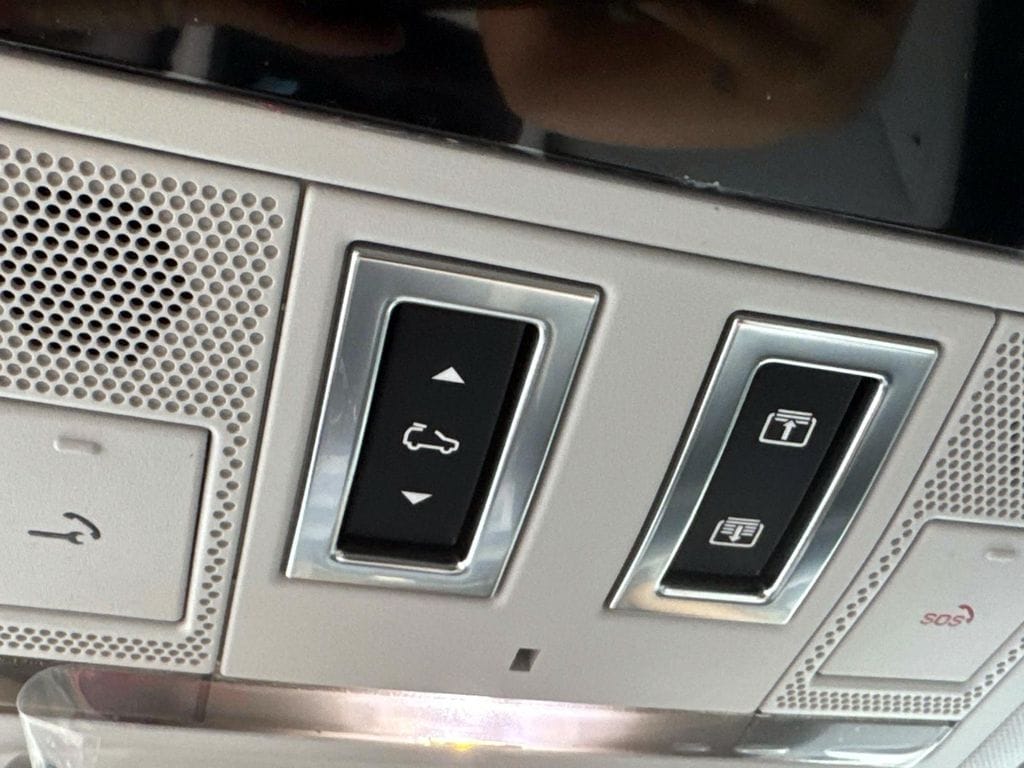 2025 Land Rover Defender X-Dynamic SE - Photo 25