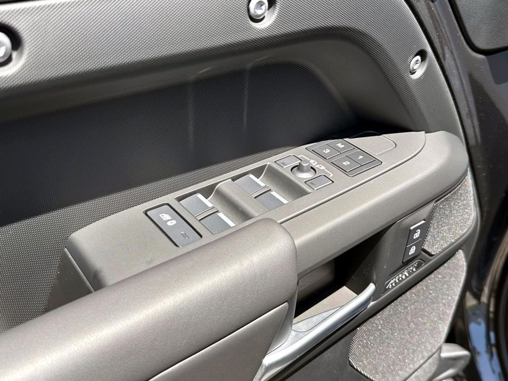 2025 Land Rover Defender X-Dynamic SE - Photo 17
