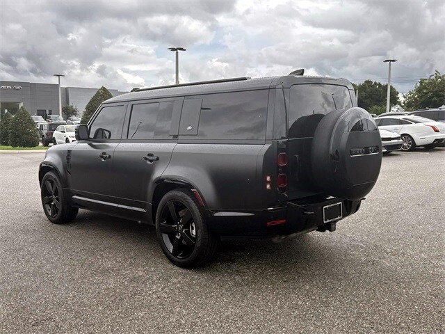 2024 Land Rover Defender 130 X-Dynamic SE photo 2