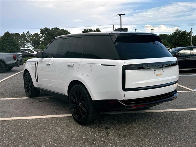 2025 Land Rover Range Rover SE photo 3