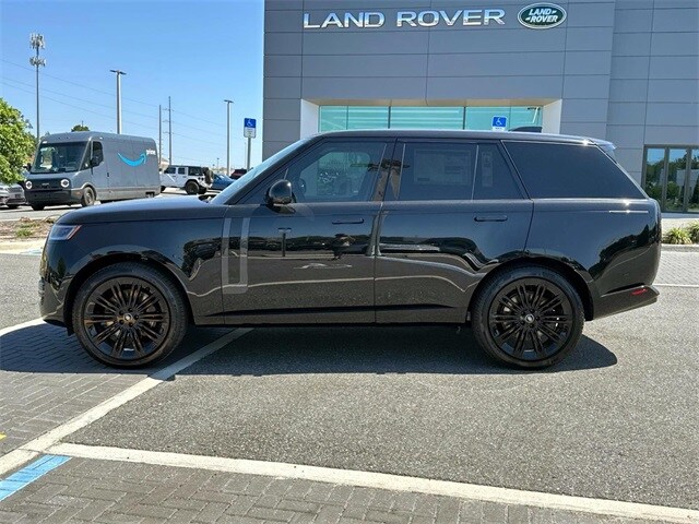 2025 Land Rover Range Rover SE photo 2