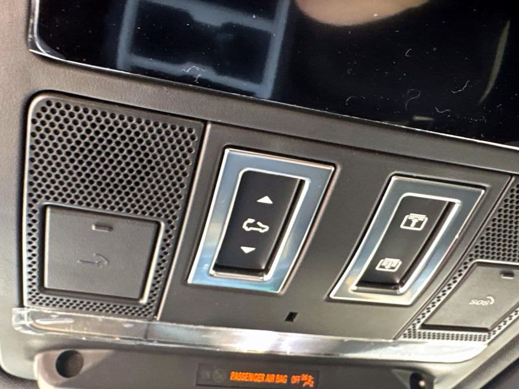 2025 Land Rover Defender X-Dynamic SE - Photo 25