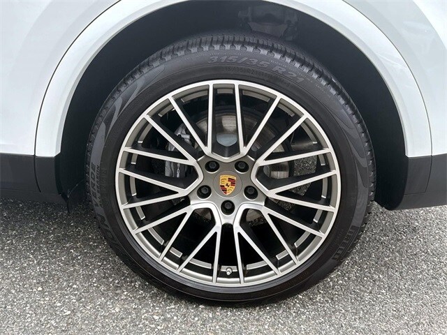 2023 Porsche Cayenne Platinum Edition photo 3