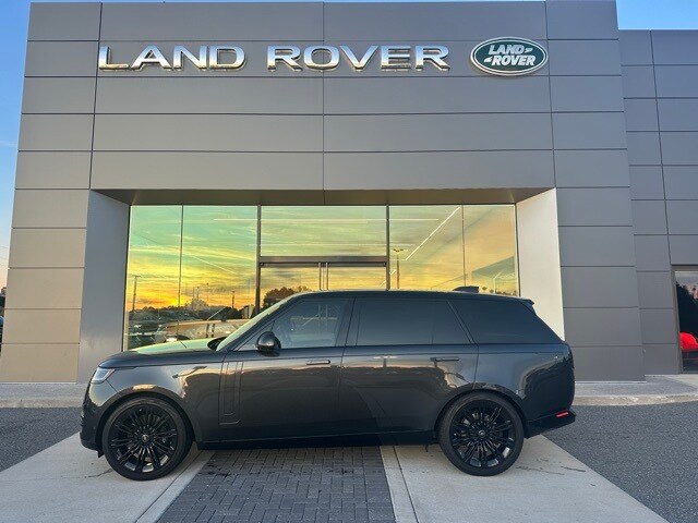 2023 Land Rover Range Rover SE photo 2