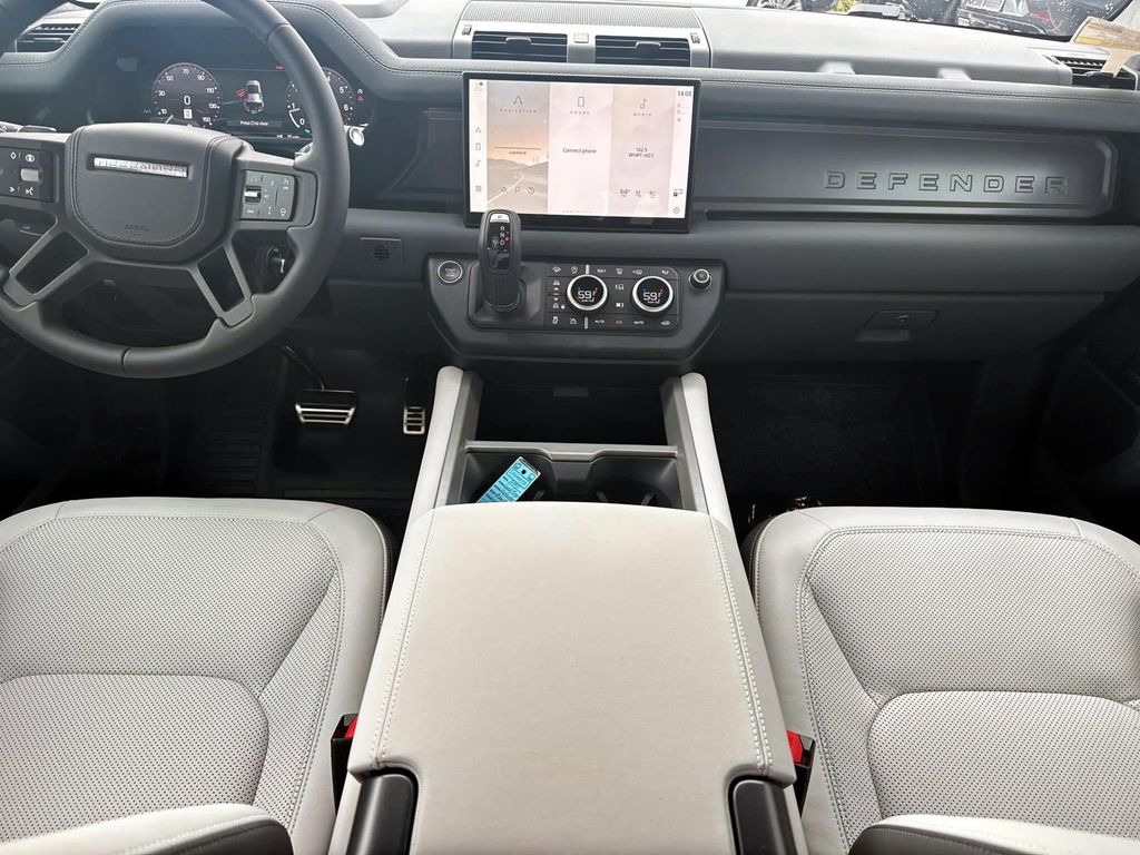 2025 Land Rover Defender V8 - Photo 13