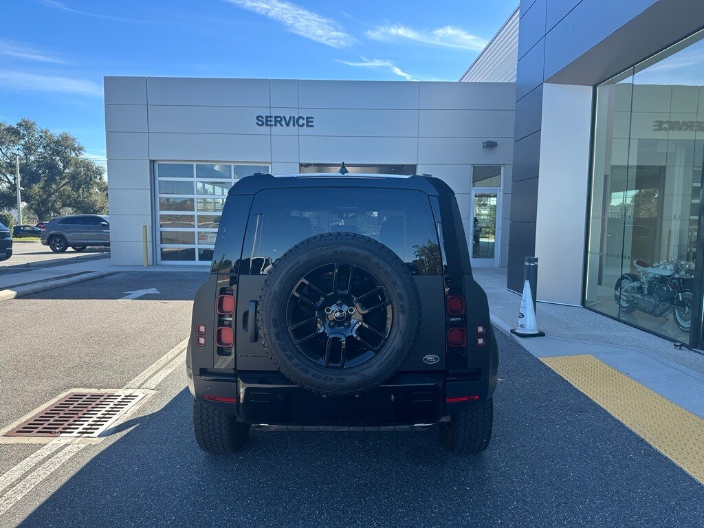 2023 Land Rover Defender S photo 2