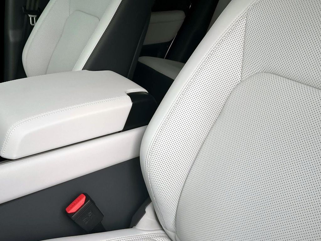 2025 Land Rover Defender V8 - Photo 18