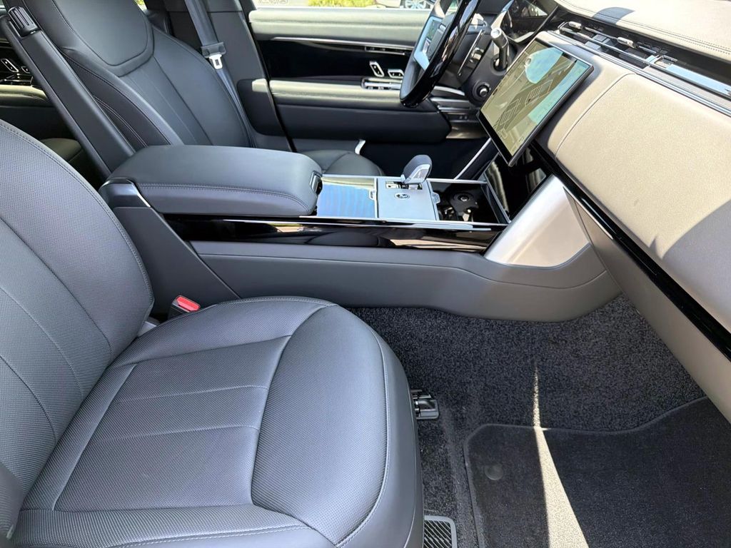 2026 Land Rover Range Rover SE - Photo 10