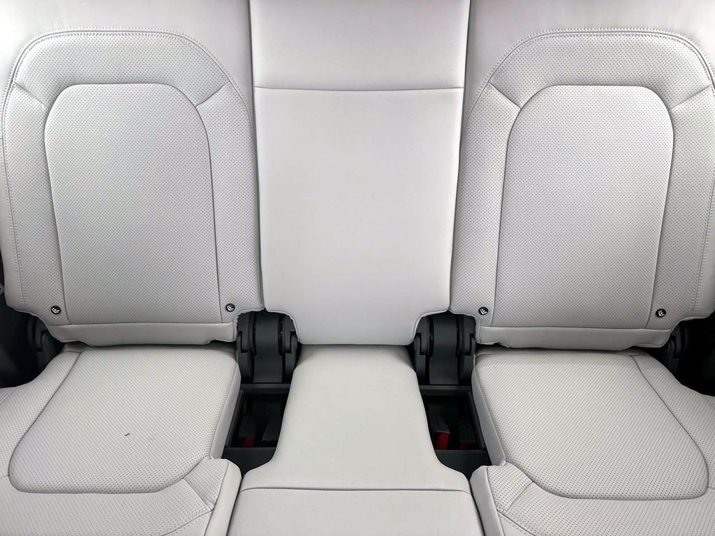 2025 Land Rover Defender X-Dynamic SE - Photo 13