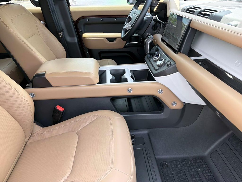 2025 Land Rover Defender X-Dynamic SE - Photo 8