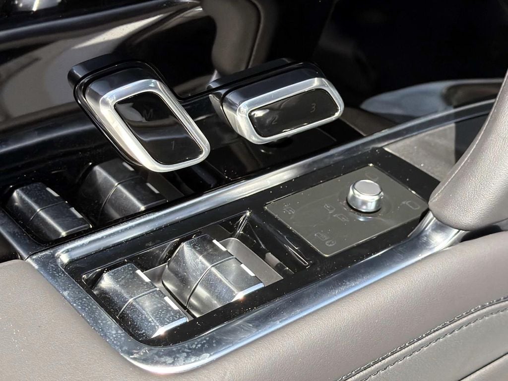 2026 Land Rover Range Rover SE - Photo 17
