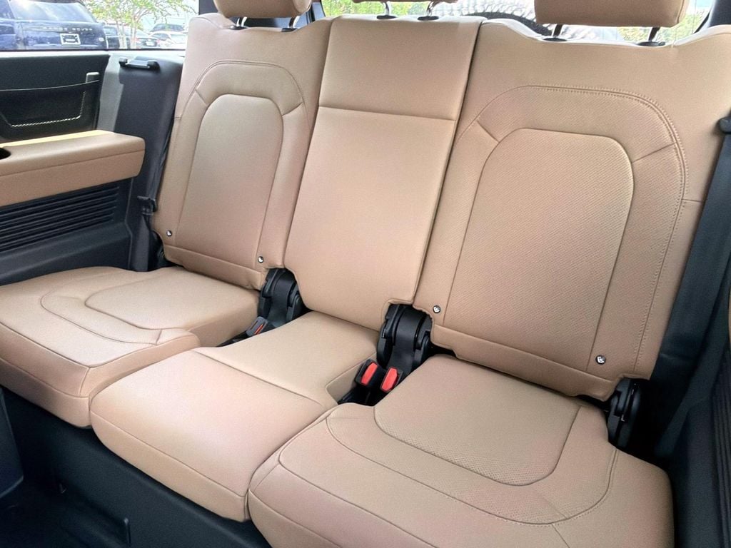 2025 Land Rover Defender X-Dynamic SE - Photo 10