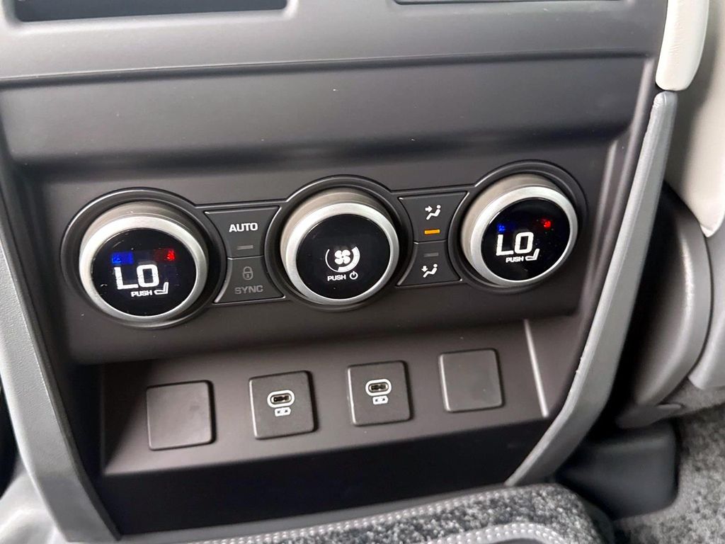 2025 Land Rover Defender X-Dynamic SE - Photo 15