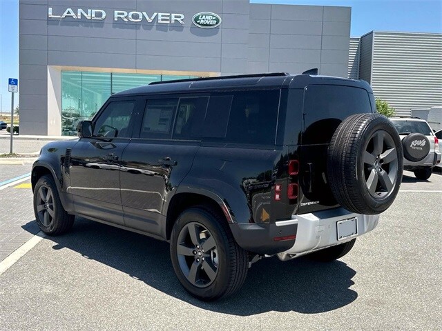 2025 Land Rover Defender 110 S photo 4