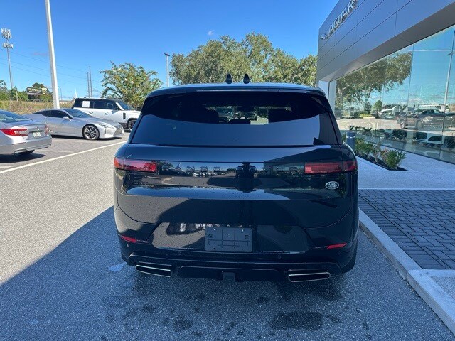 2023 Land Rover Range Rover Sport SE photo 3