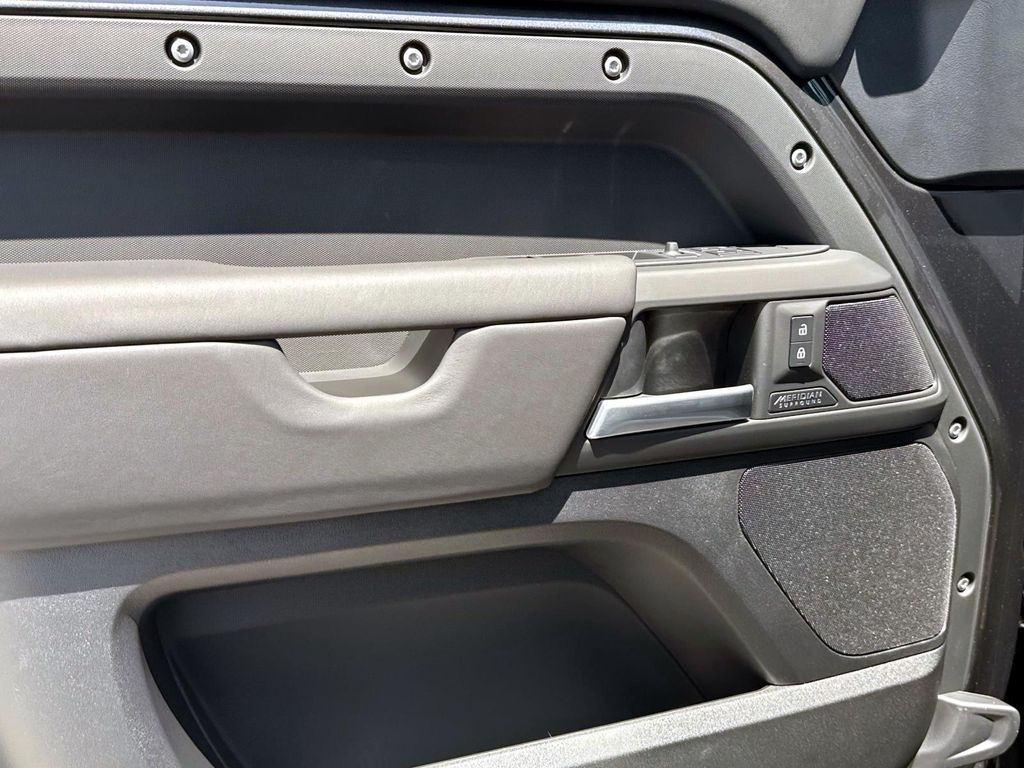 2025 Land Rover Defender X-Dynamic SE - Photo 16