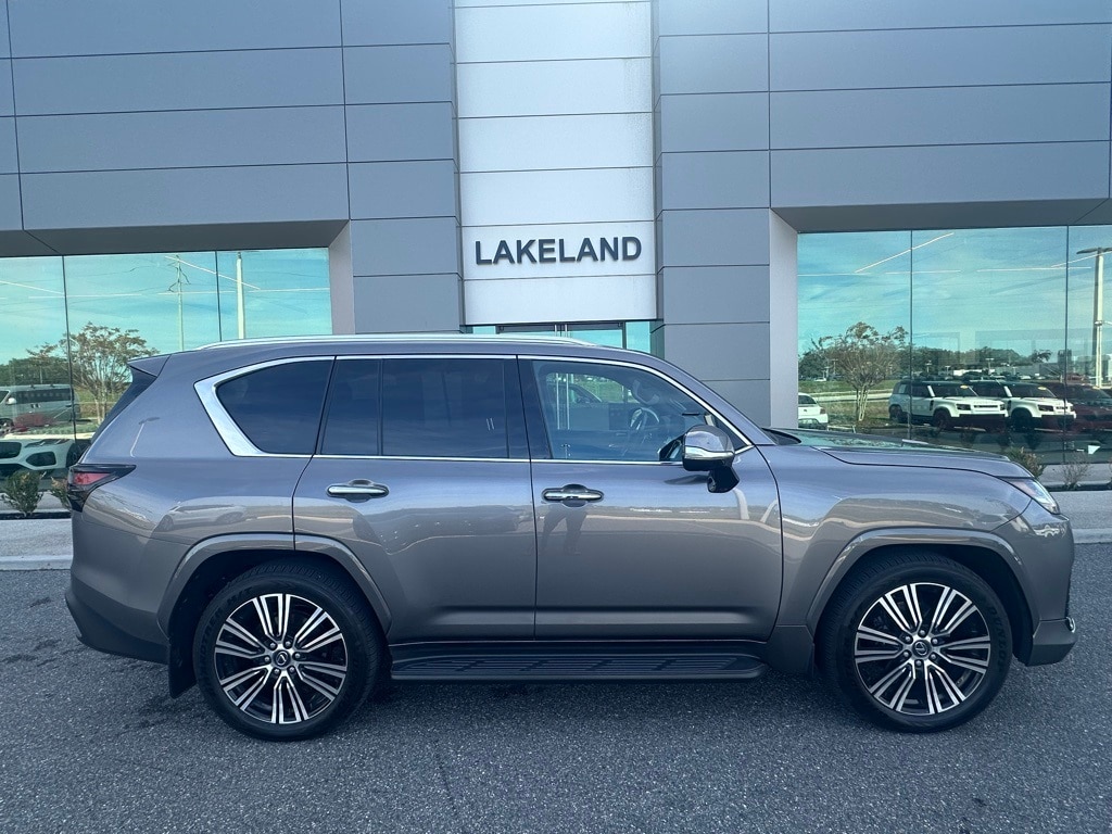 2025 Lexus LX Luxury's photo