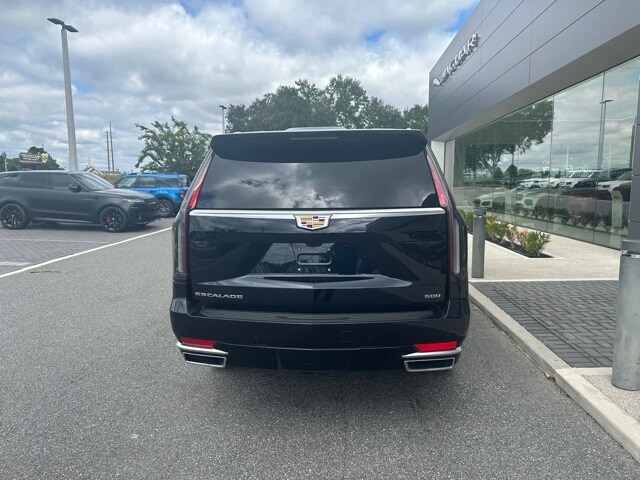 2023 Cadillac Escalade Premium Luxury photo 3
