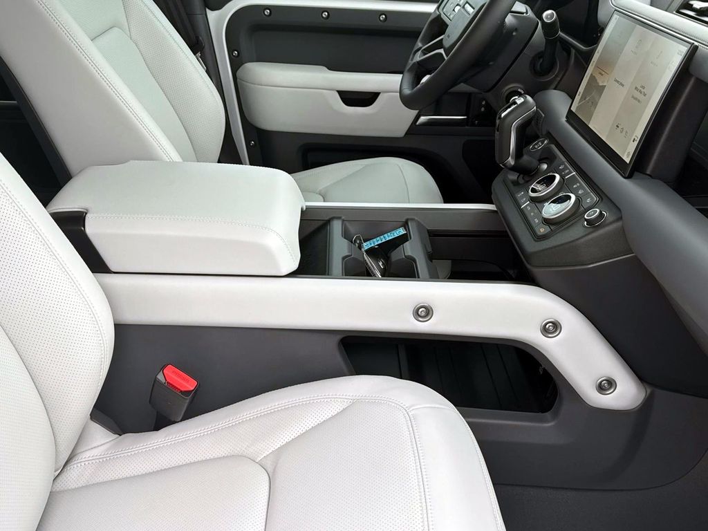 2025 Land Rover Defender X-Dynamic SE - Photo 8