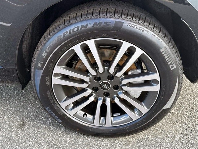 2025 Land Rover Range Rover SE photo 3