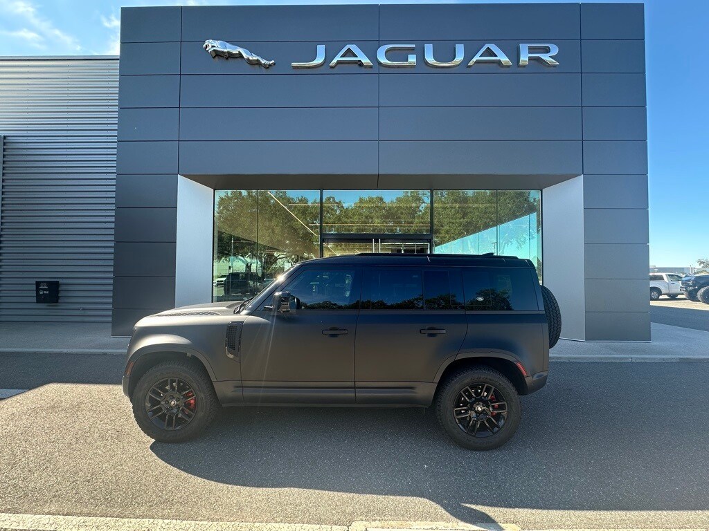 2023 Land Rover Defender S photo 3