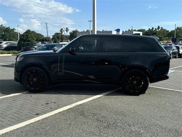 2025 Land Rover Range Rover SE photo 2