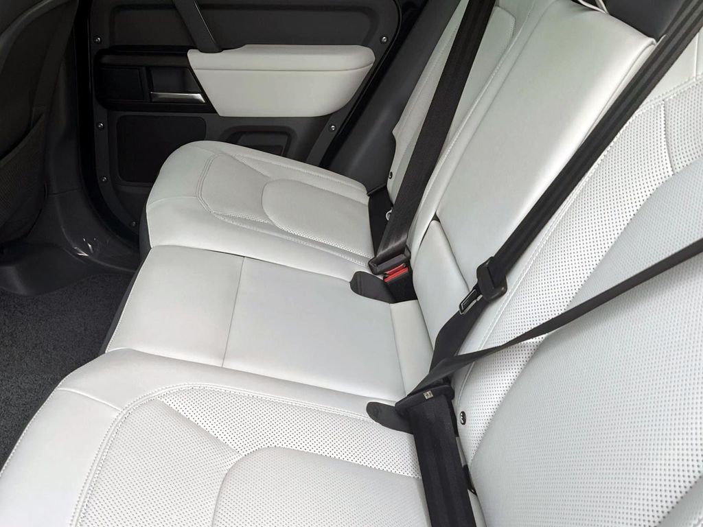 2025 Land Rover Defender V8 - Photo 12