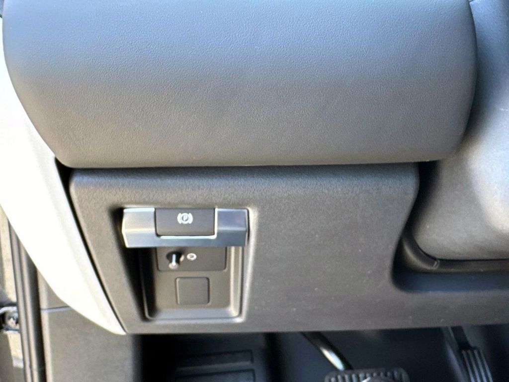 2025 Land Rover Defender X-Dynamic SE - Photo 29