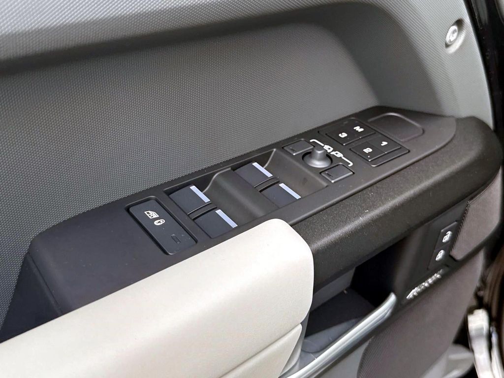 2025 Land Rover Defender V8 - Photo 16
