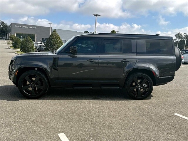 2025 Land Rover Defender 130 X-Dynamic SE photo 2