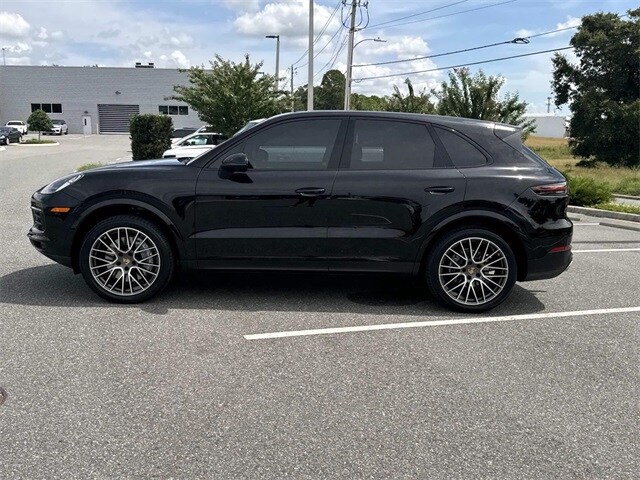 2021 Porsche Cayenne Base photo 2