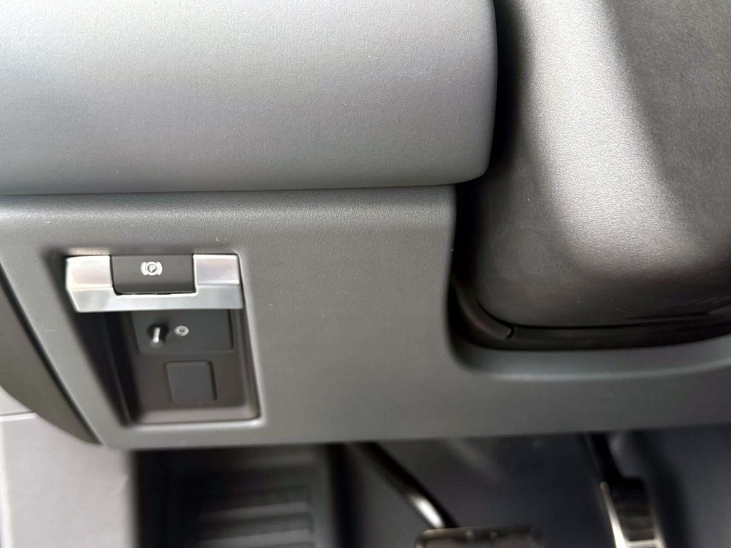 2025 Land Rover Defender V8 - Photo 28