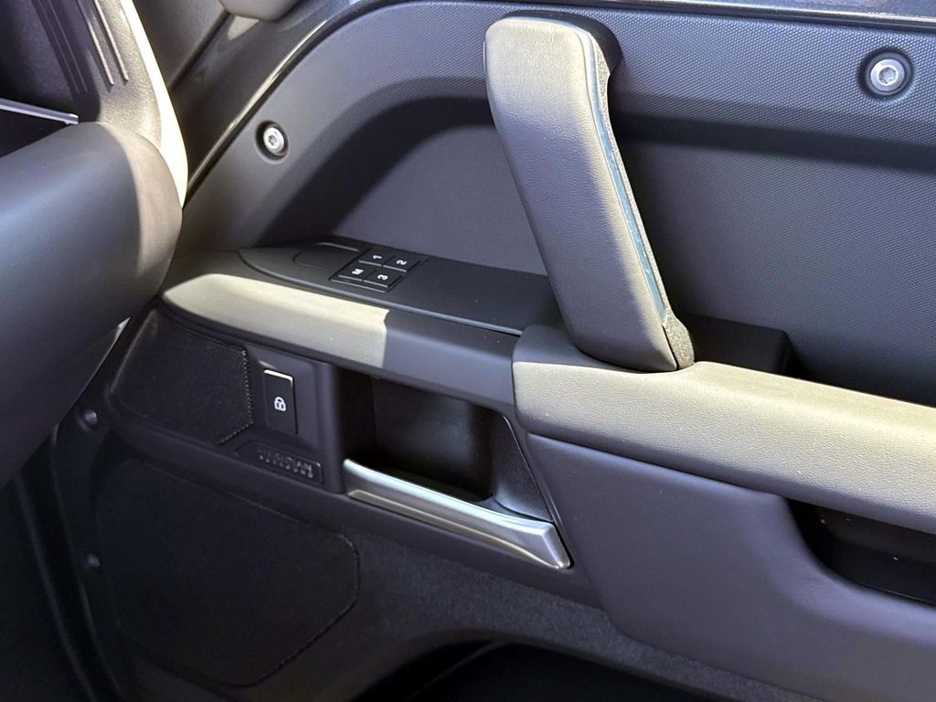 2025 Land Rover Defender X-Dynamic SE - Photo 20