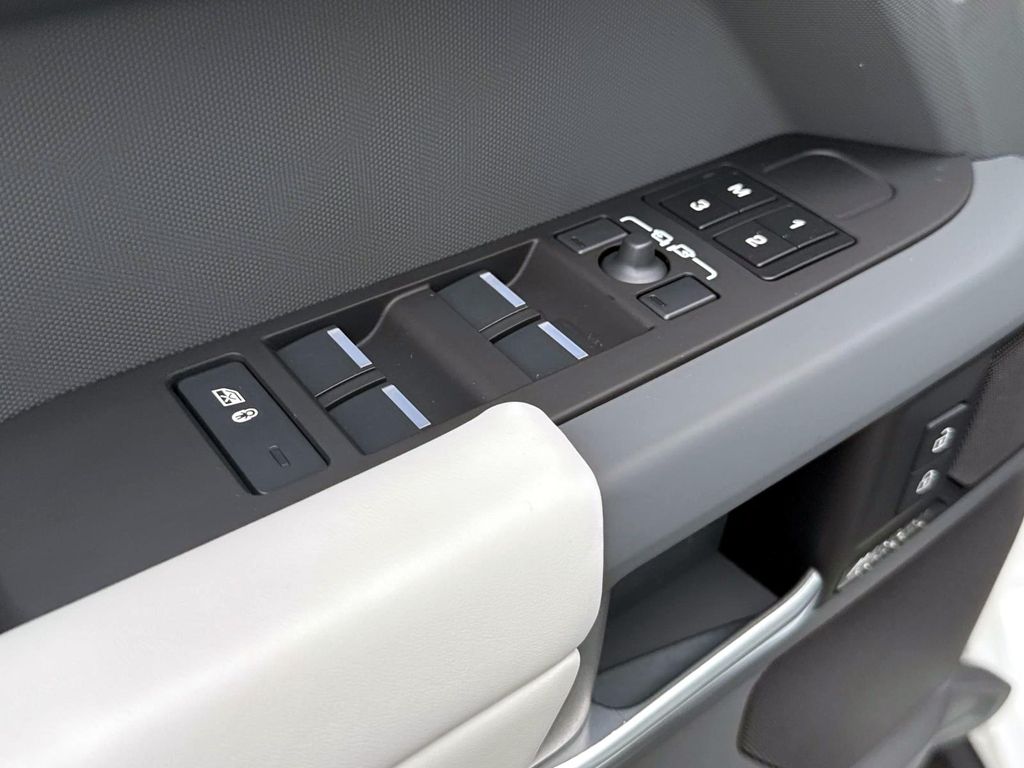 2025 Land Rover Defender X-Dynamic SE - Photo 17