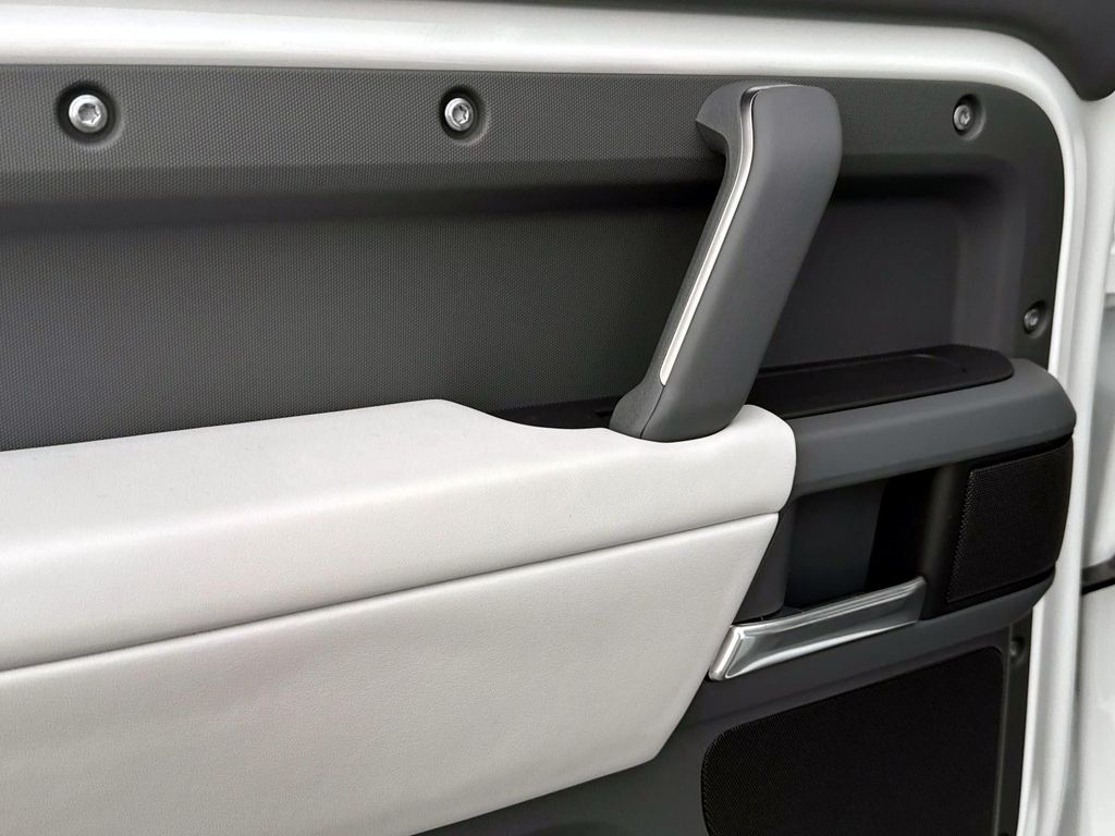 2025 Land Rover Defender X-Dynamic SE - Photo 11