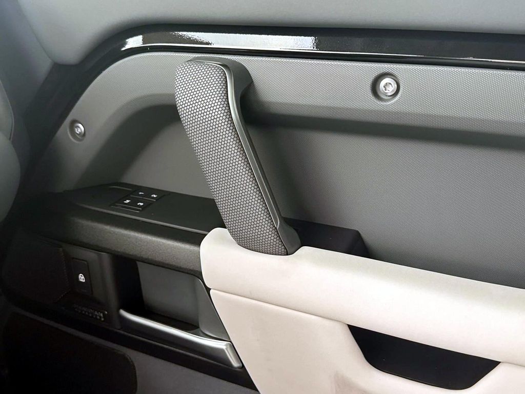 2025 Land Rover Defender V8 - Photo 19