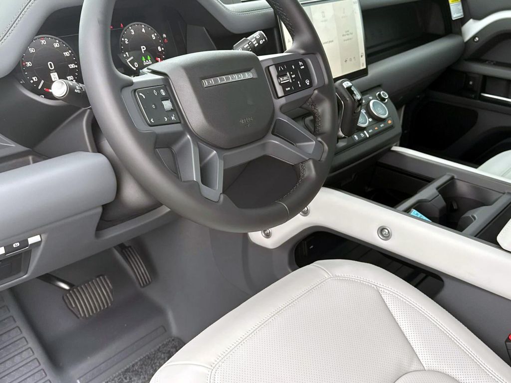 2025 Land Rover Defender X-Dynamic SE - Photo 31