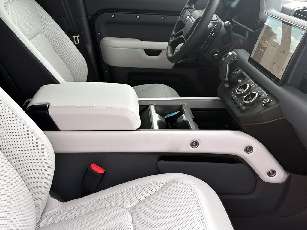 2025 Land Rover Defender V8 - Photo 8